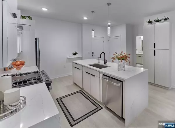 Franklin Lakes, NJ 07417,8 Tice RD #208