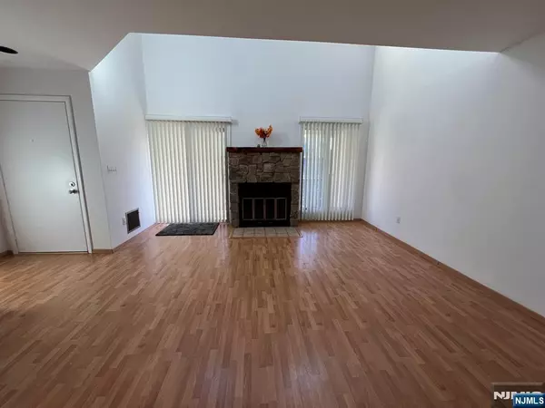 East Rutherford, NJ 07073,216 River Renaissance