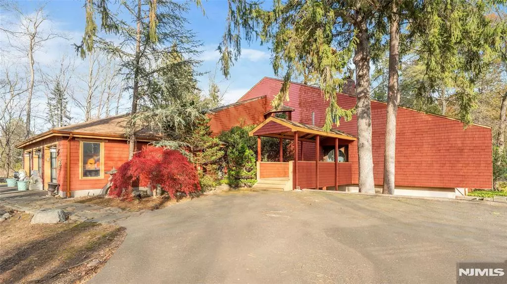 262 W Saddle River RD, Upper Saddle River, NJ 07458