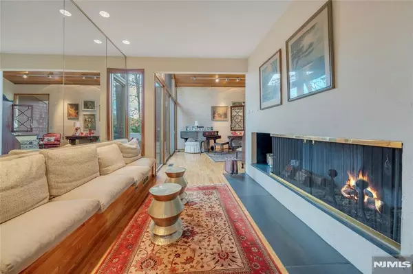 Upper Saddle River, NJ 07458,262 W Saddle River RD