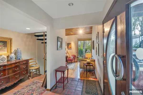 Upper Saddle River, NJ 07458,262 W Saddle River RD