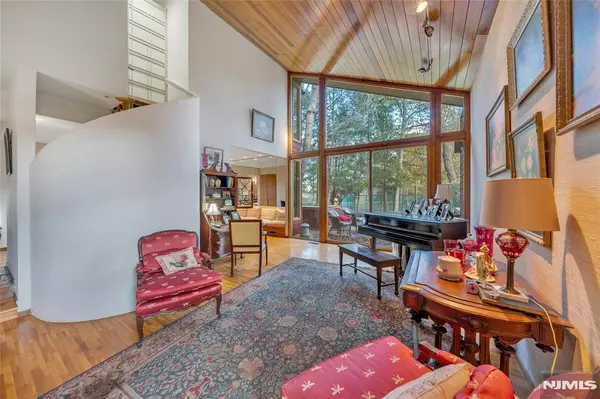 Upper Saddle River, NJ 07458,262 W Saddle River RD