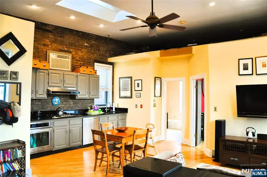 163 14th ST #7, Hoboken, NJ 07030