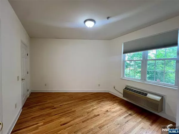 Edgewater, NJ 07020,1100 River RD #206