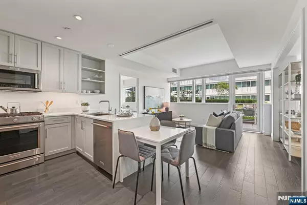 Weehawken, NJ 07086,800 Ave At Port Imperial #308