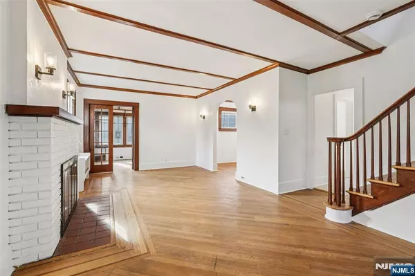 Dover Town, NJ 07801,8 Elk AVE