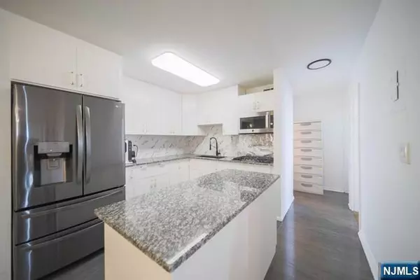 Fort Lee, NJ 07024,2100 Linwood AVE #17T