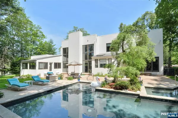 21 Hunter RDG, Woodcliff Lake, NJ 07677