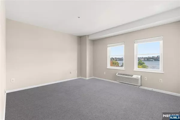 Edgewater, NJ 07020,905 River RD #317