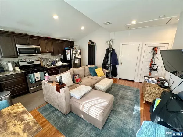 Montclair, NJ 07042,390 Apt 4 Orange RD #4