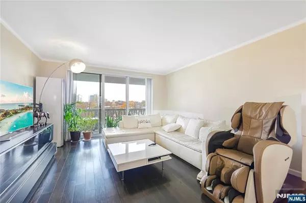 Fort Lee, NJ 07024,2000 Linwood AVE #5L