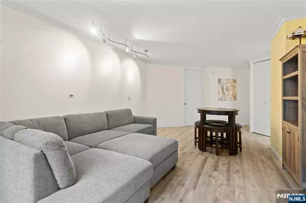 7004 Boulevard East #6A, Guttenberg, NJ 07093