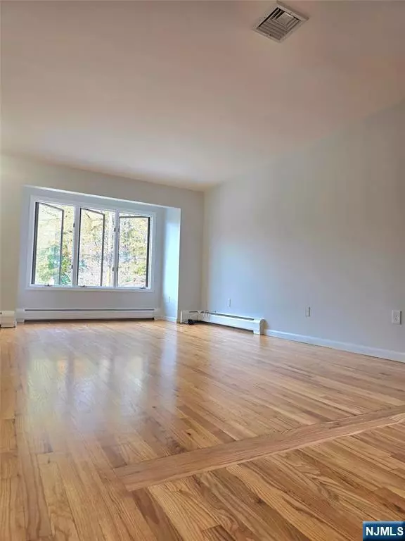 Fort Lee, NJ 07024,2420 Rossett ST #A