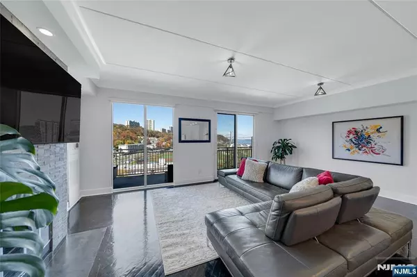 Edgewater, NJ 07020,1077 River RD #PH12