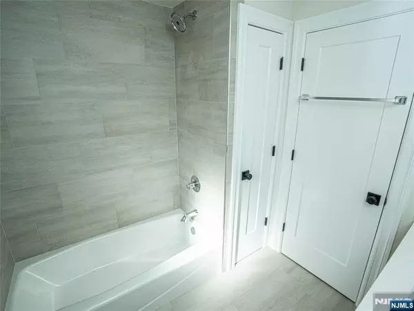 Leonia, NJ 07605,490 Broad AVE #5