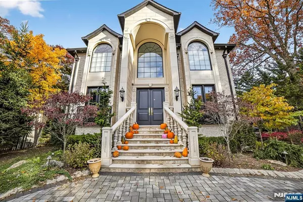 1096 Briar WAY, Fort Lee, NJ 07024