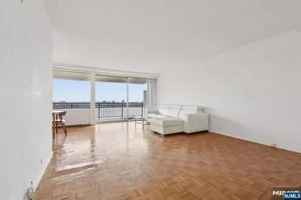 Fort Lee, NJ 07024,4 Horizon RD #627