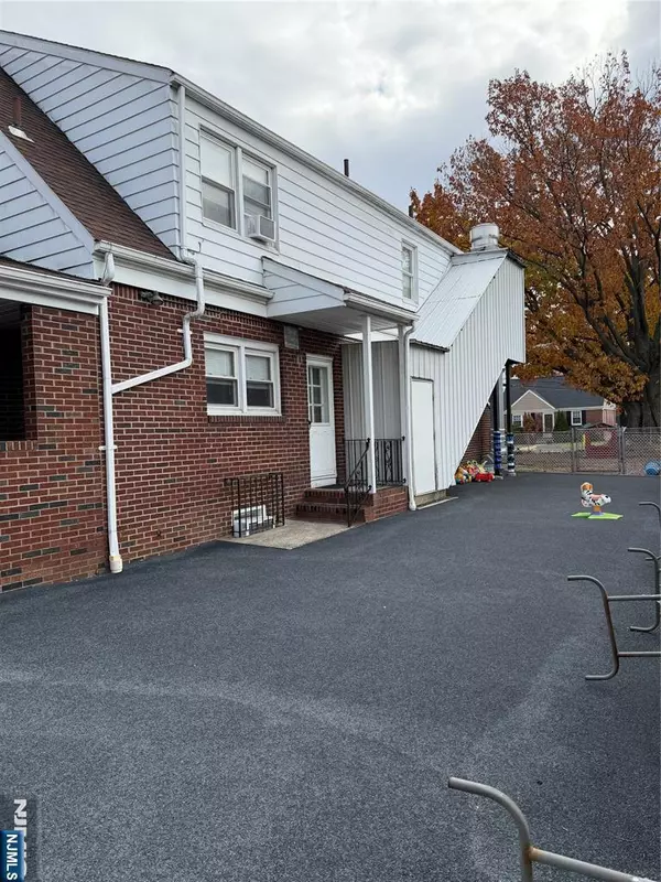 Saddle Brook, NJ 07663,17 Platt AVE