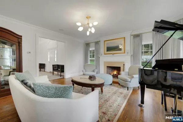 Franklin Lakes, NJ 07417,278 Crest PL