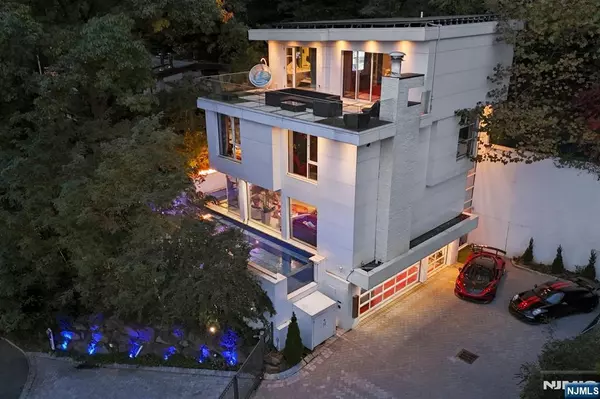 31A Casta LN, Edgewater, NJ 07020