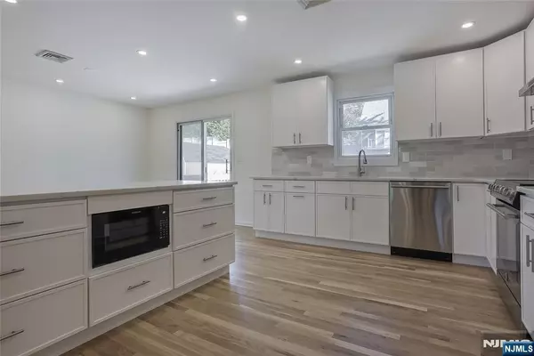 18 Ruth LN, Demarest, NJ 07627