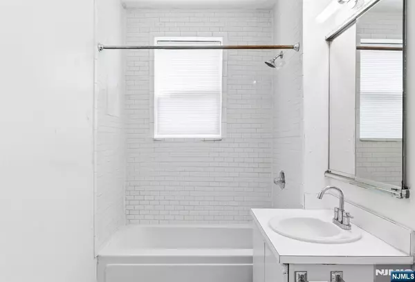 Newark, NJ 07112,19 Lyons AVE #409