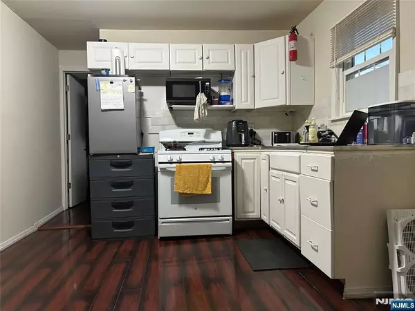 Lodi, NJ 07644,40 Poplar ST