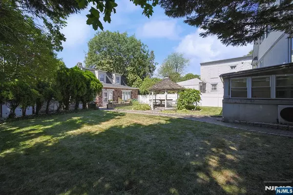 Leonia, NJ 07605,1585 Bergen BLVD #1