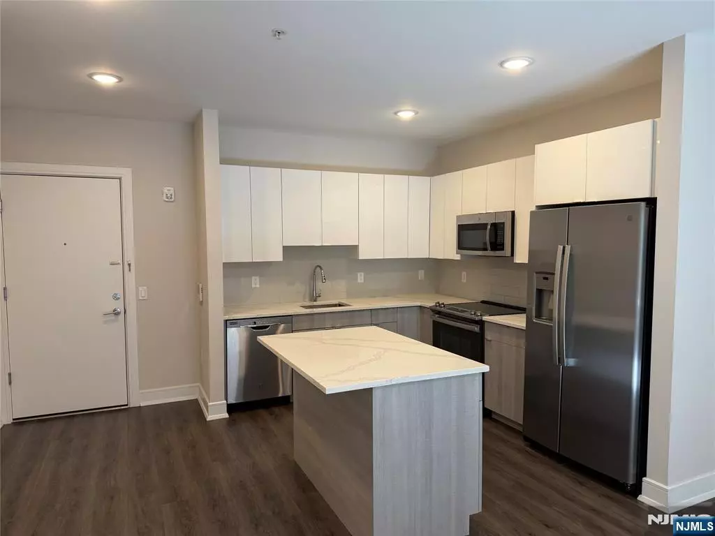 Fort Lee, NJ 07024,470 Main ST #508