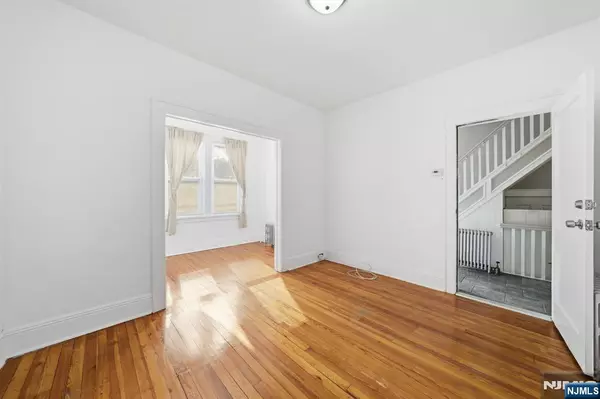 Clifton, NJ 07011,44 Piaget AVE