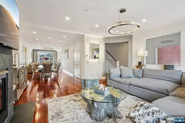 Edgewater, NJ 07020,25 Vela WAY