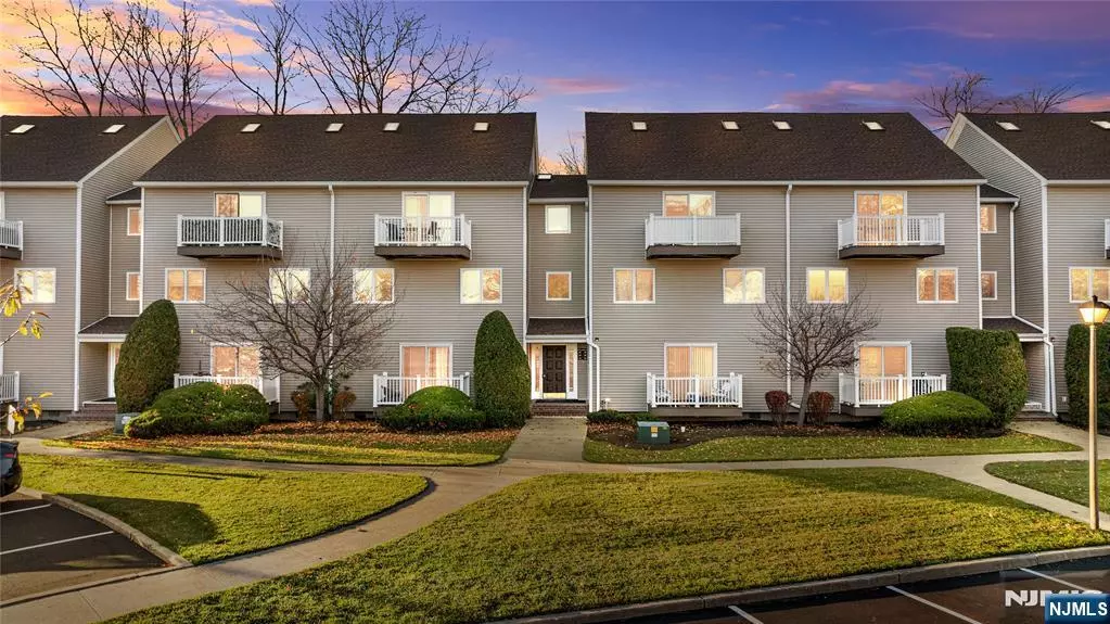 Englewood, NJ 07631,93 Presidential DR