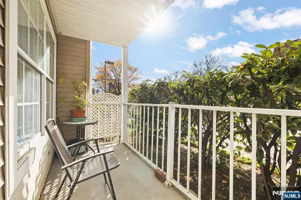 Edgewater, NJ 07020,28 Garden PL #151