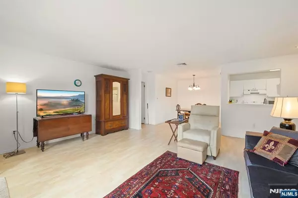 Edgewater, NJ 07020,28 Garden PL #151