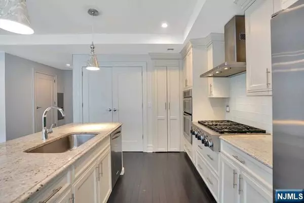 Weehawken, NJ 07086,55 Eton ROW