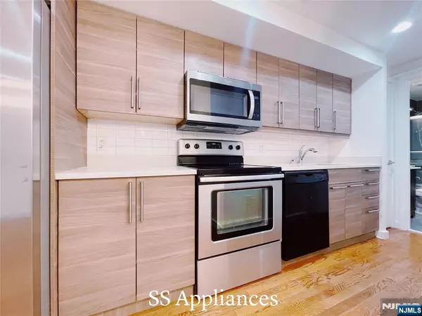 Edgewater, NJ 07020,327 Undercliff AVE #1