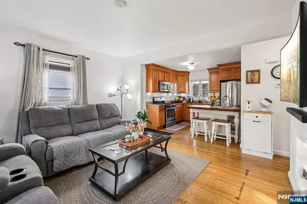 Bloomingdale, NJ 07403,17 Walnut ST