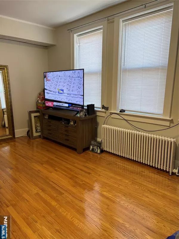 Leonia, NJ 07605,337 Broad AVE #2 Fl