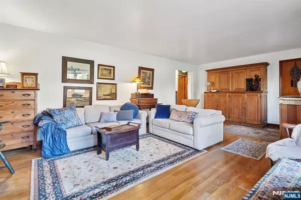 Livingston, NJ 07039,29 Sycamore AVE