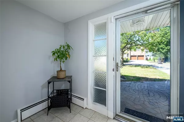 Paramus, NJ 07652,624 West DR