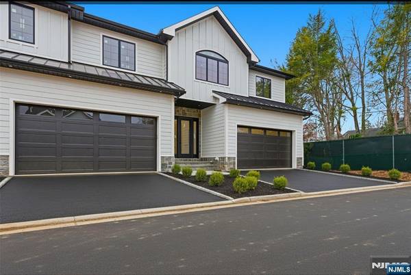 7 Cedar CT, Demarest, NJ 07627