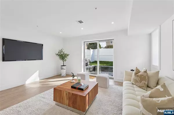 Cliffside Park, NJ 07010,162 Oakwood AVE