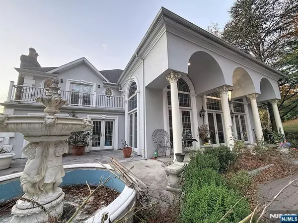 19 Powder Hill RD, Saddle River, NJ 07458