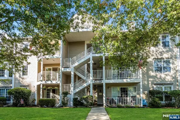 212 Larch LN, Mahwah, NJ 07430