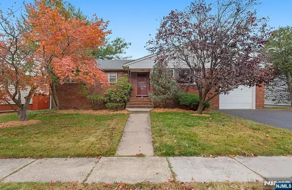 33 Chobot LN, Elmwood Park, NJ 07407