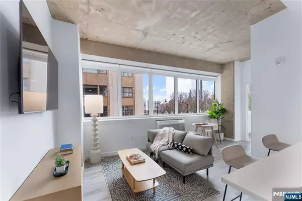 10 Commerce CT #2G, Newark, NJ 07102