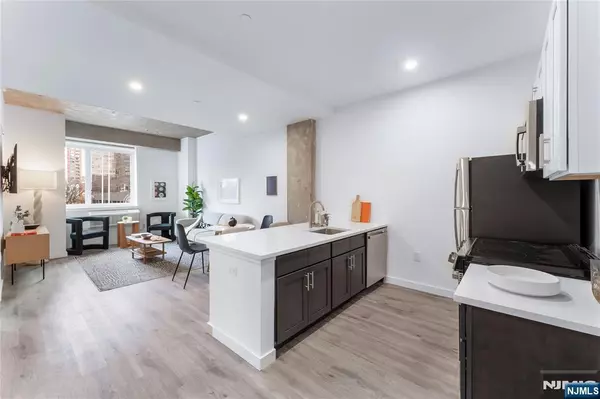 10 Commerce CT #10J, Newark, NJ 07102