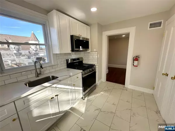 Caldwell, NJ 07006,328 Bloomfield AVE