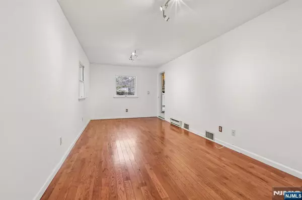 Glen Rock, NJ 07452,90 Greenway RD