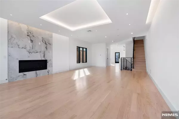 Cliffside Park, NJ 07010,460 Greenmount AVE